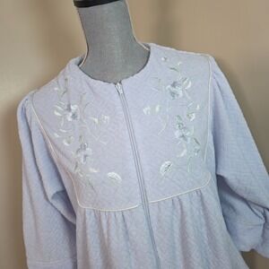 Collette by Miss Elaine Soft Blue Quilted Full Length Zip Floral Housecoat M Vtg